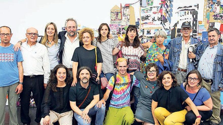 Ignacio Pérez-Jofre, ayer, con artistas de la muestra. // Marta G. Brea