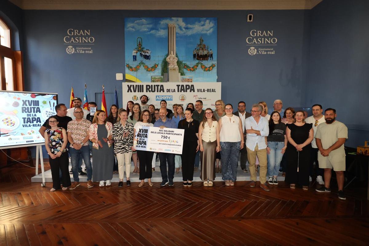 Ashiovi ha entregado el cheque solidario de la Ruta de la Tapa de Vila-real a la asociación Un pequeño Paso (1 PePa).