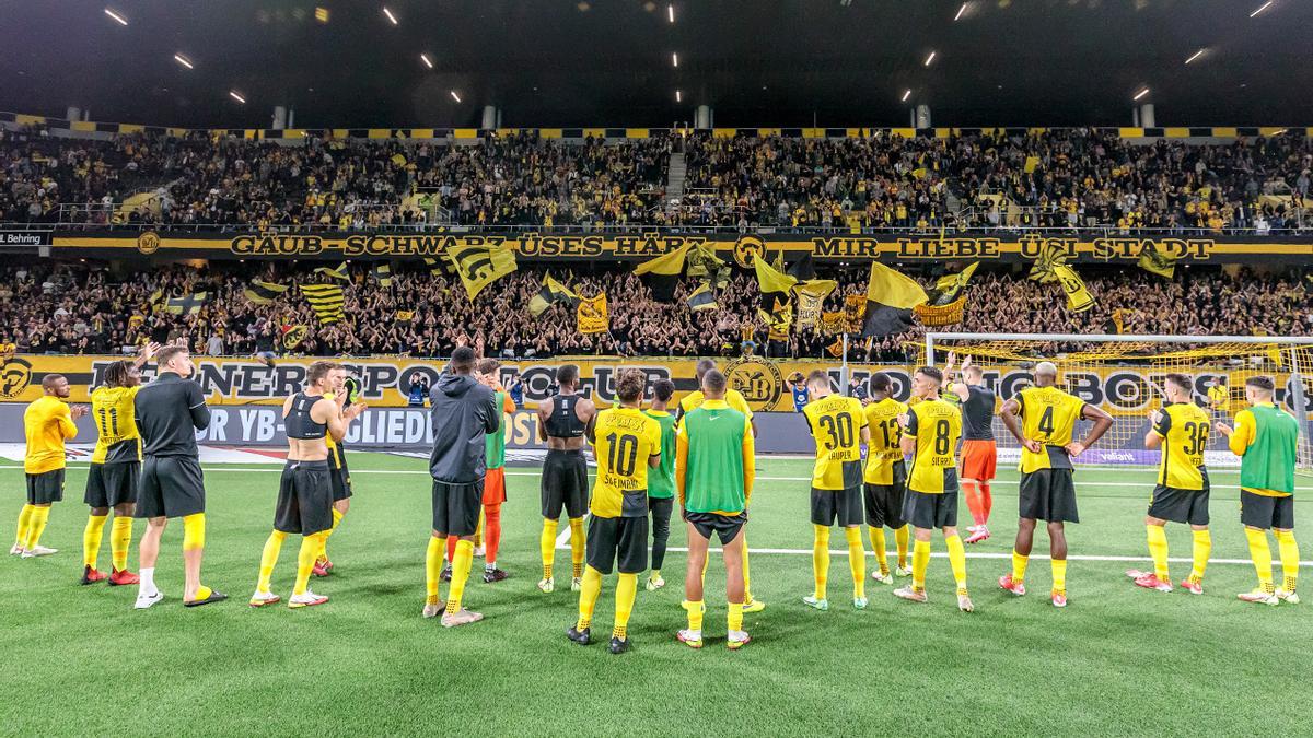 El Young Boys celebra con su afición, en el Stade de Suisse, el 2-1 ante el Manchester United.