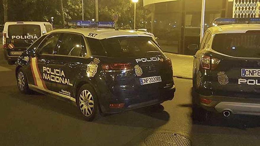 Agentes de la PolicÃ­a Nacional durante una patrulla en Mallorca.