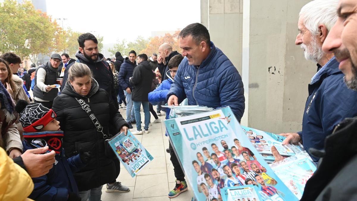 REAL ZARAGOZA | La fiebre de los cromos de la Liga Hypermotion llega a ...