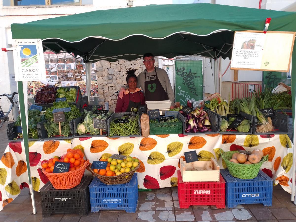 Acudir al mercado les ayuda a tener un trato directo con el público y normalizar su presencia en el mundo laboral.