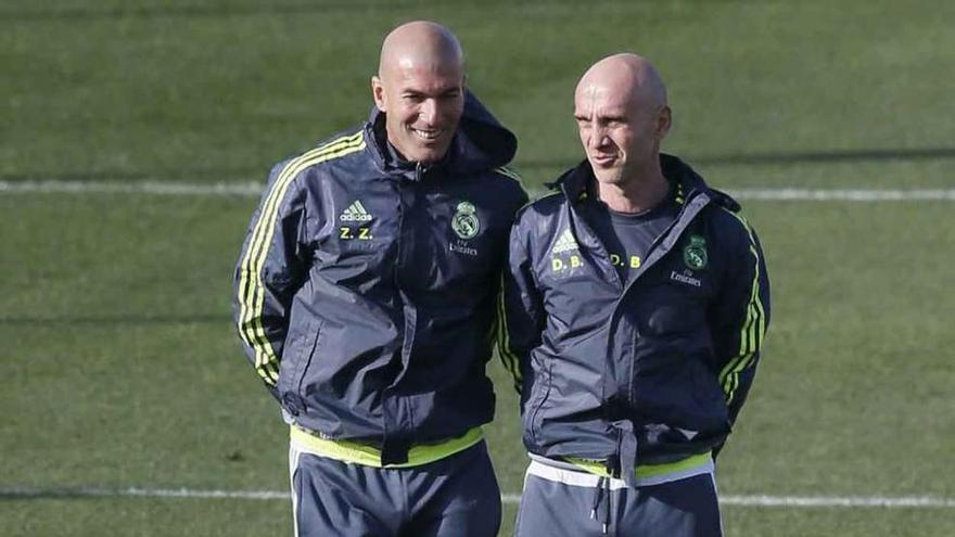 Zidane y su ayudante Bettoni, ayer, con Benzema en primer término.