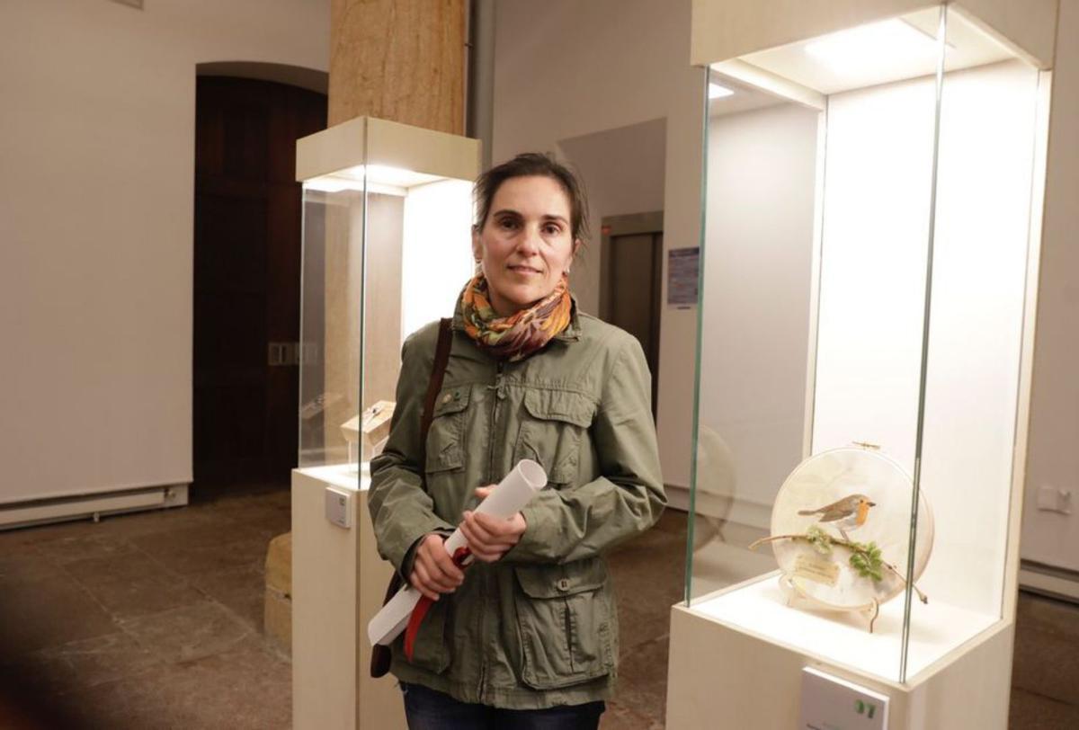 Aurora Menéndez, que logró el segundo premio, junto al bordado que presentó al certamen. | Fernando Rodríguez
