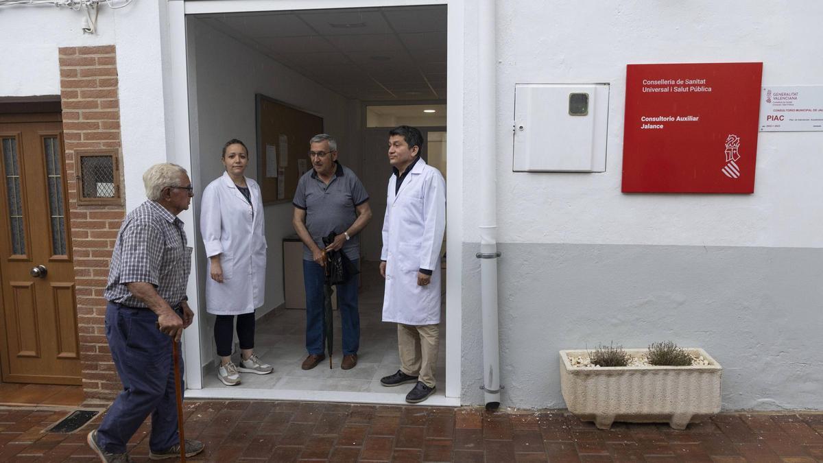 El médico y la enfermera rural de Jalance, una de las zonas de difícil cobertura.