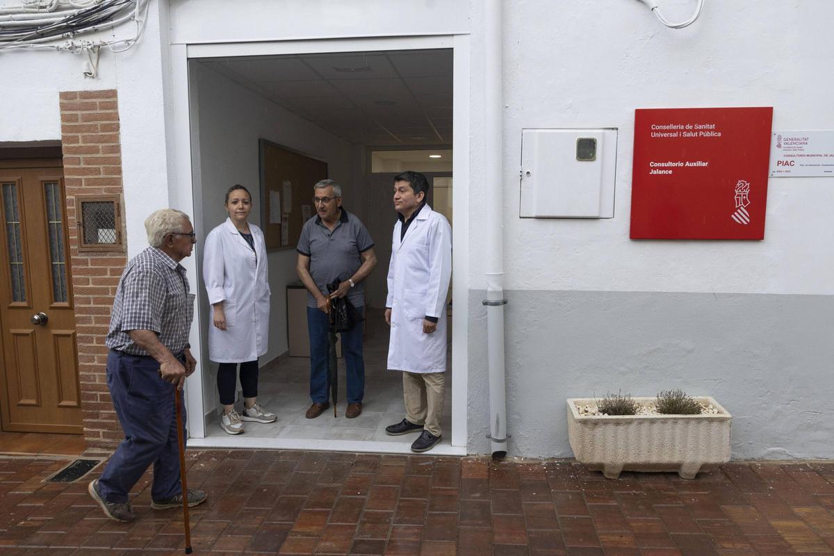 El médico y la enfermera rural de Jalance conversan con los vecinos a la puerta del consultorio auxiliar.