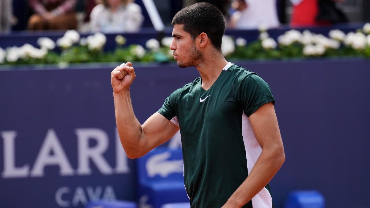 Alcaraz celebrando su victoria en la pista Rafa Nadal