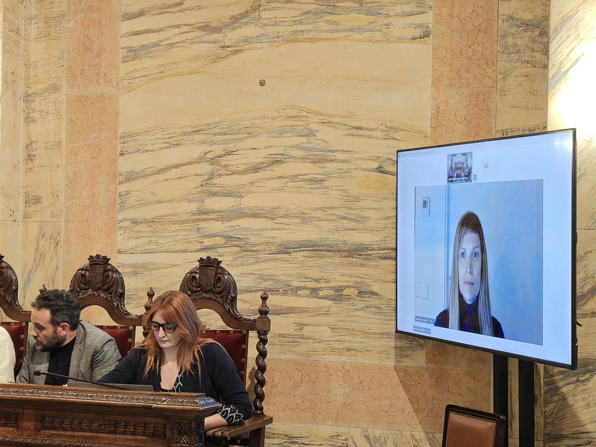 La regidora Queralt Sales va seguir el ple des de casa per estar-se recuperant d’una intervenció