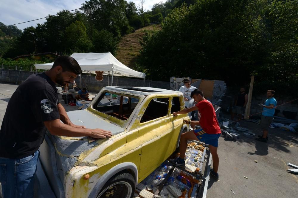 Preparación de embarcaciones del descenso floklórico de Laviana