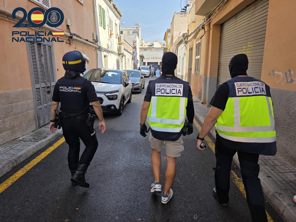 Agentes de la Policía Nacional, durante la operación en La Soledad.