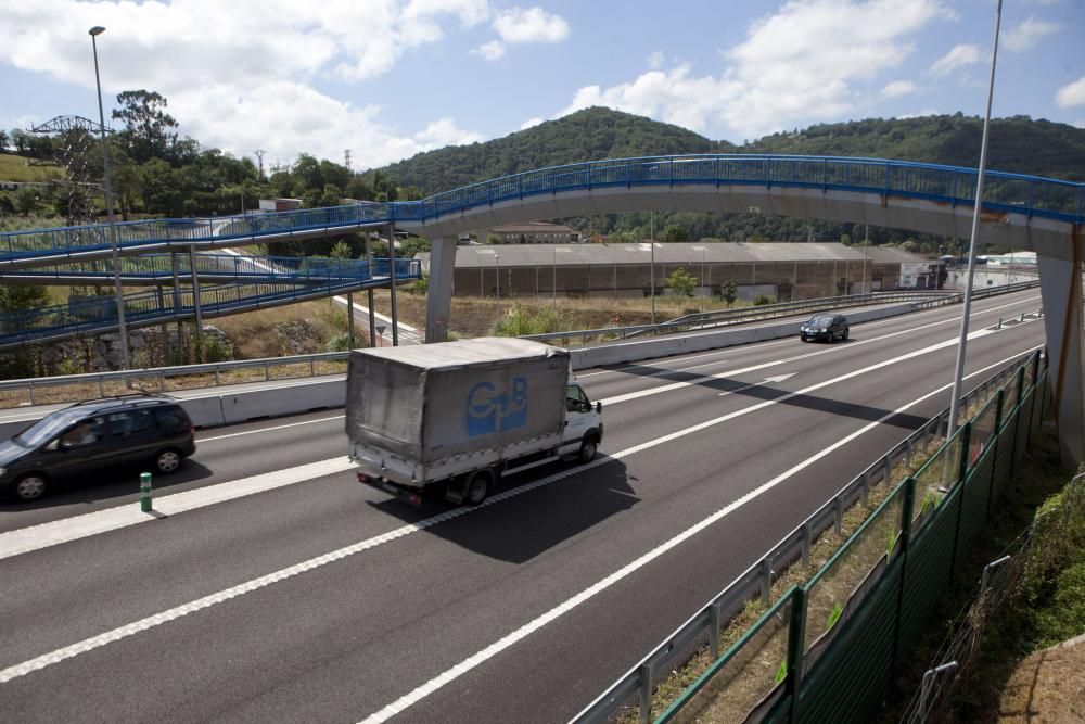 Tráfico por la autovía de los túneles de Riaño en la AS-17