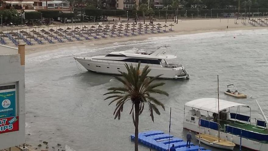 Auf Grund gelaufen: die Yacht in Cala Mandía.