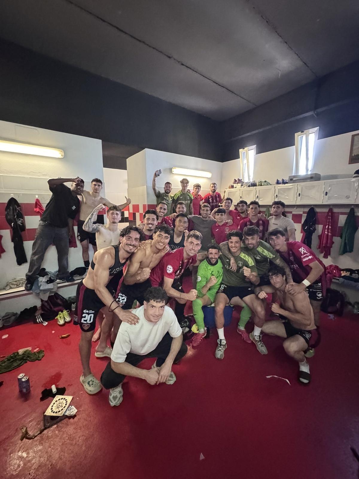 Los jugadores del Salerm celebran la victoria ante el Málaga B.