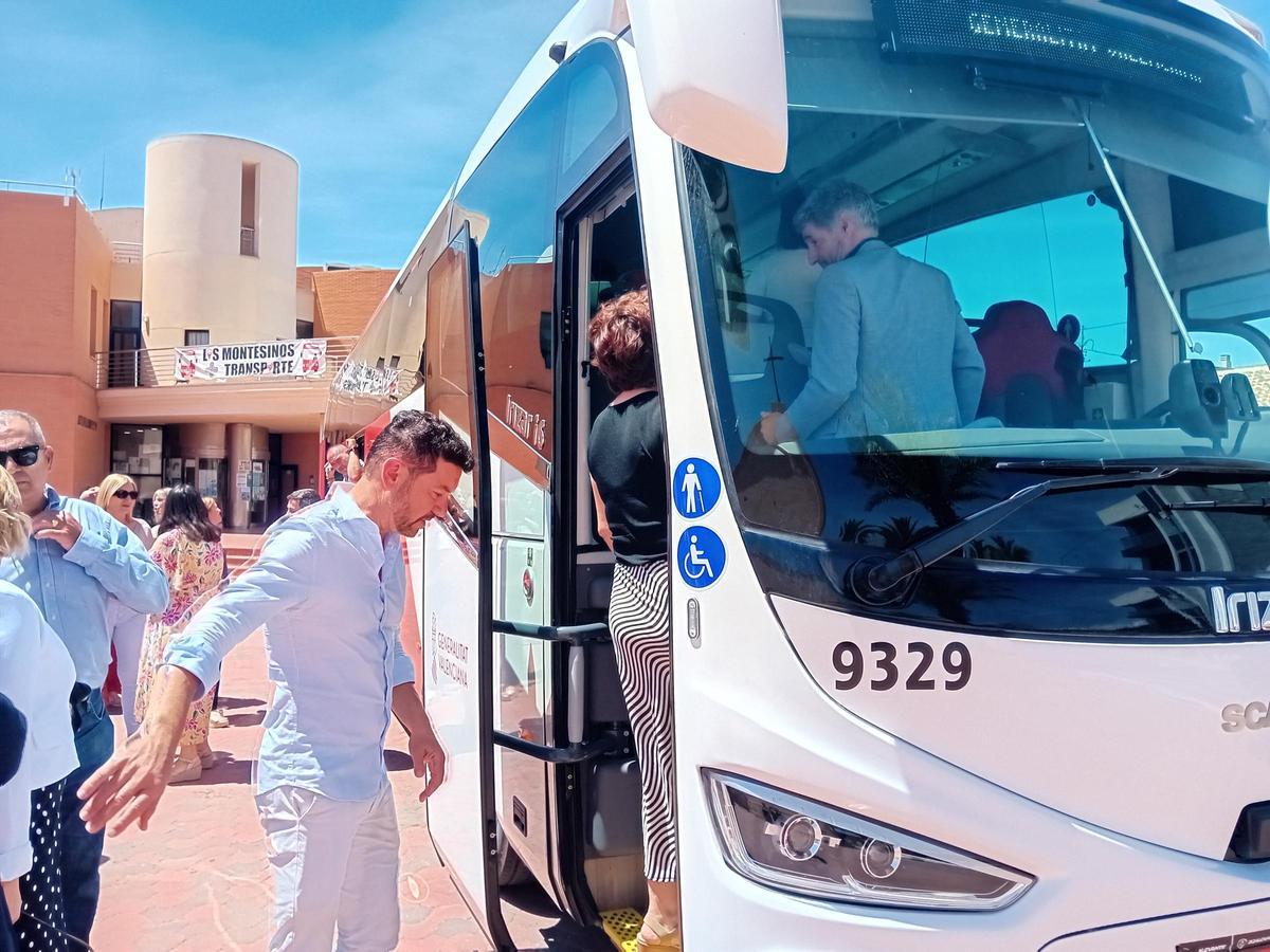 La Generalitat presenta en Los Montesinos una nueva ruta de autobuses en la Vega Baja