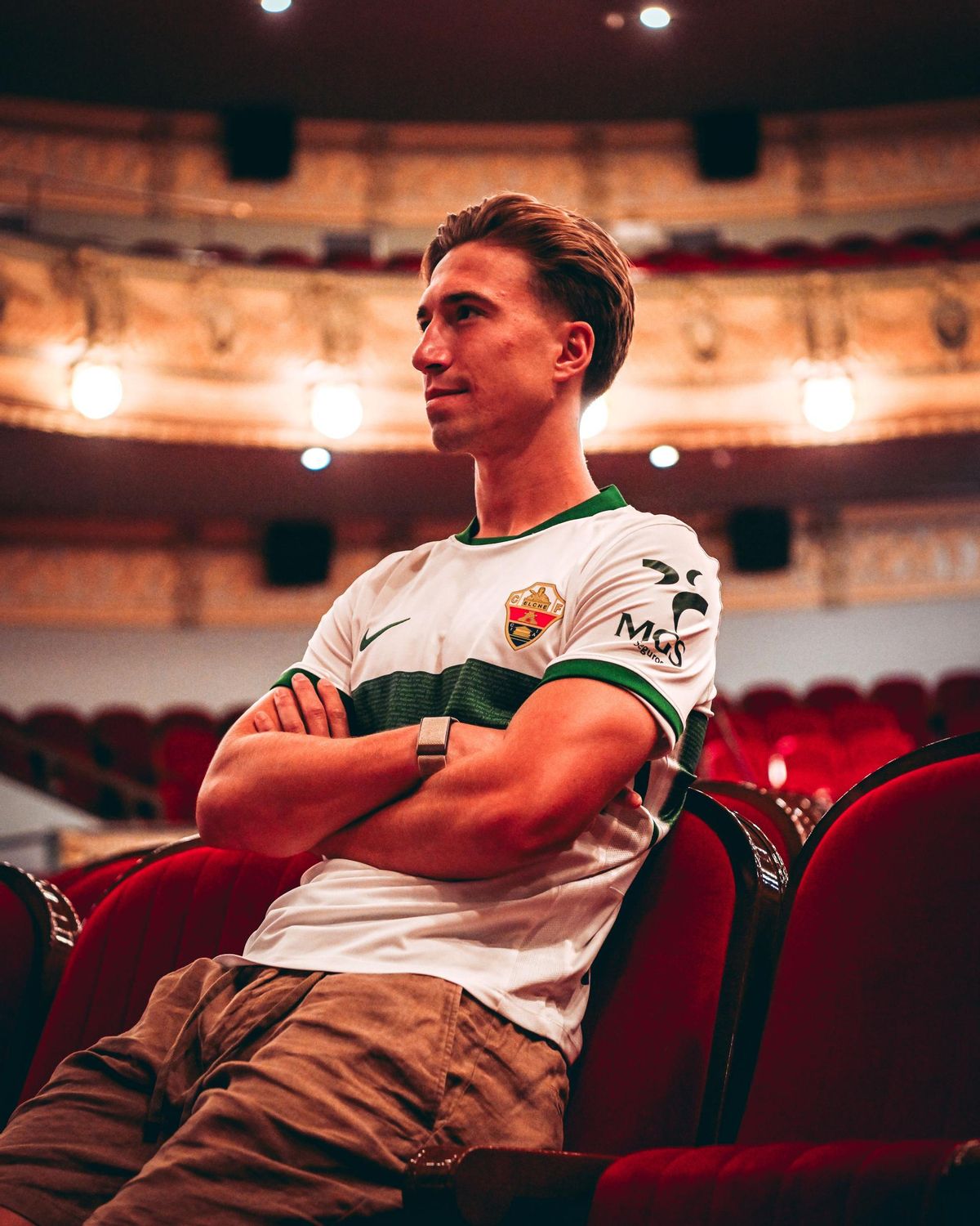 Affengruber posa con la camiseta en el Gran Teatre.