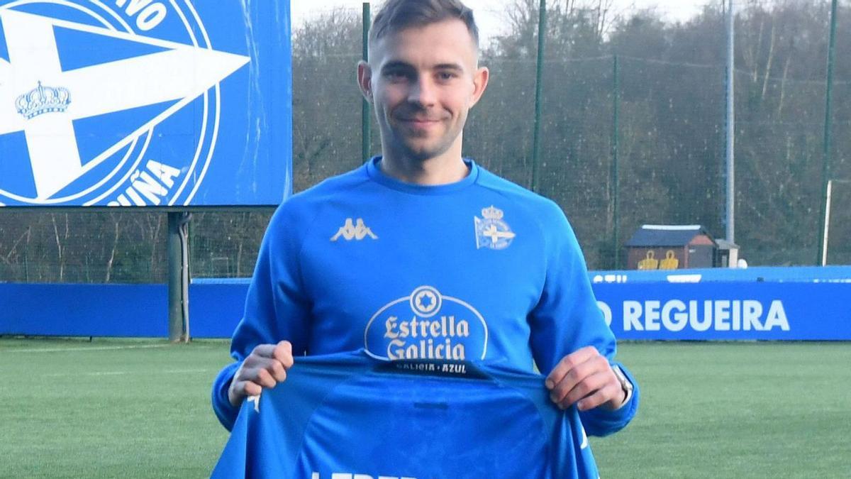 Orest Lebedenko, ayer en Abegondo, en su presentación como futbolista del Deportivo. |  // CARLOS PARDELLAS