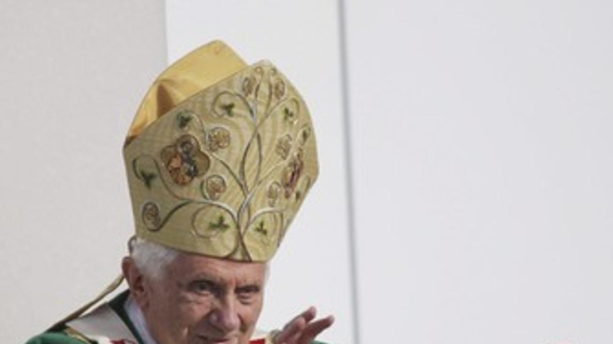 El Papa saluda a los fieles alemanes durante la misa que concluye su visita de cuatro días a su país natal.