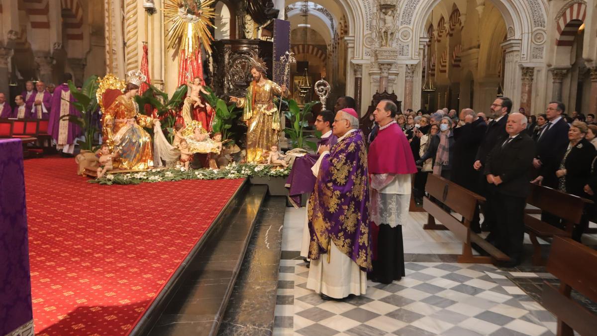 El obispo Demetrio ha presidido la misa por Benedicto VXI en la Catedral de Córdoba.