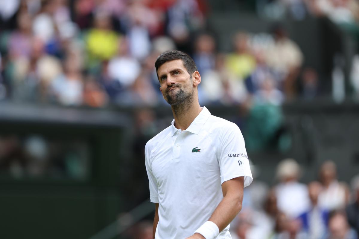 Wimbledon (United Kingdom), 16/07/2023.- Novak Djokovic of Serbia in action during the Men’s Singles final match against Carlos Alcaraz of Spain at the Wimbledon Championships, Wimbledon, Britain, 16 July 2023. (Tenis, España, Reino Unido) EFE/EPA/NEIL HALL EDITORIAL USE ONLY
