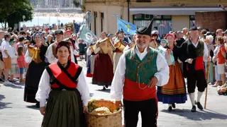 La jira y desfile del Día de Asturias por Cimavilla despiden por todo lo alto en Gijón el Festival Arco Atlántico: "es una fórmula para saborear más la ciudad "