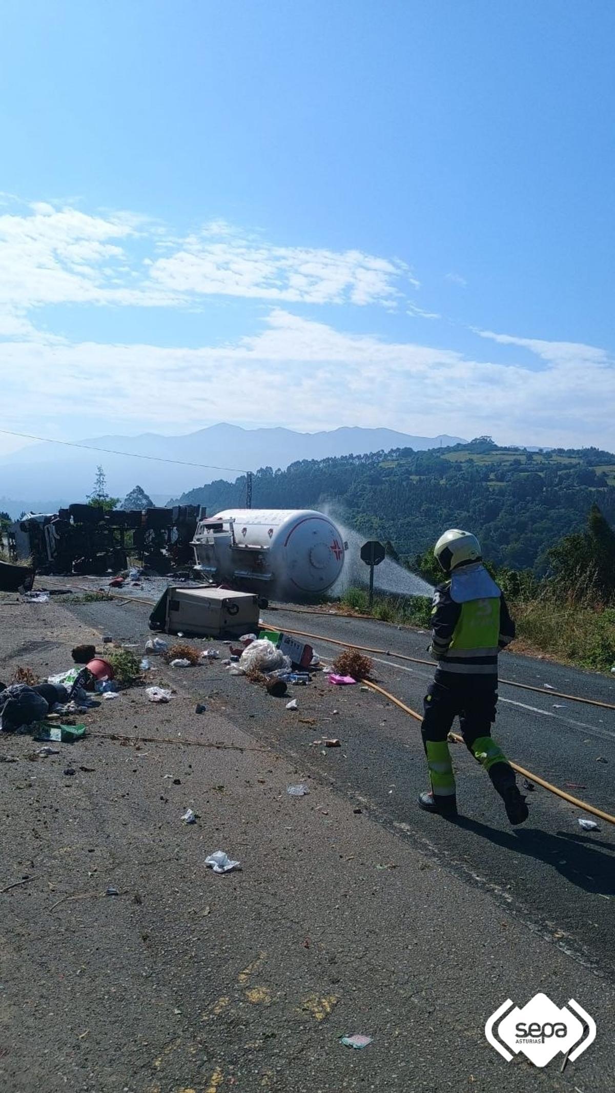 EN IMÁGENES: Cae un camión cisterna con gas desde la Autovía del Cantábrico a la carretera nacional en Lué EN IMÁGENES: Cae un camión cisterna con gas desde la Autovía del Cantábrico a la carretera nacional en Lué