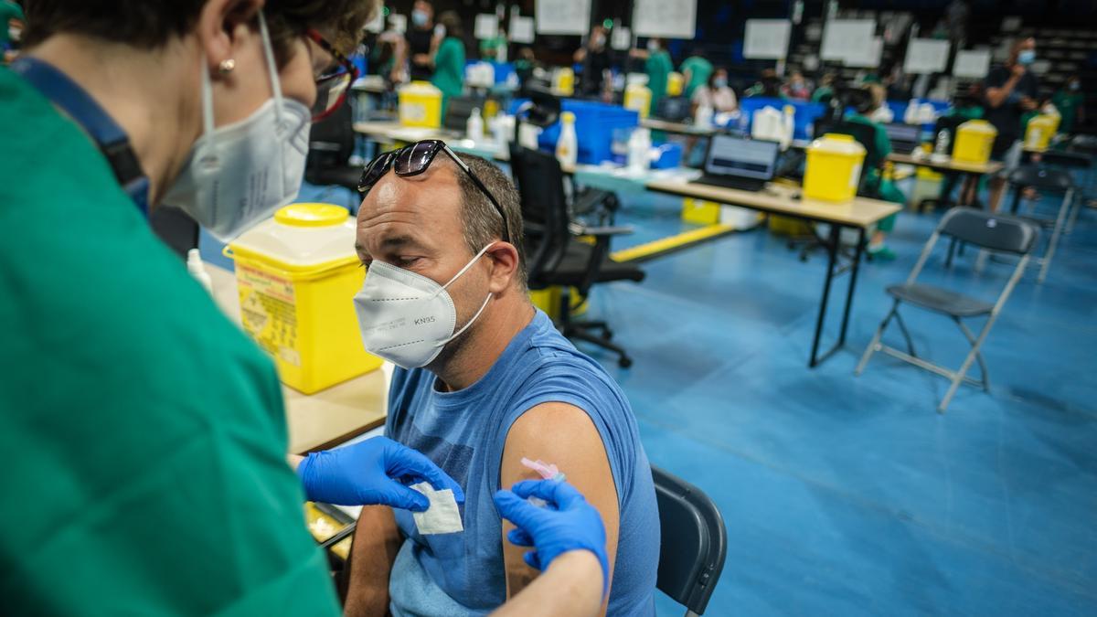 Un sanitario suministra la vacuna a un paciente de las Islas.