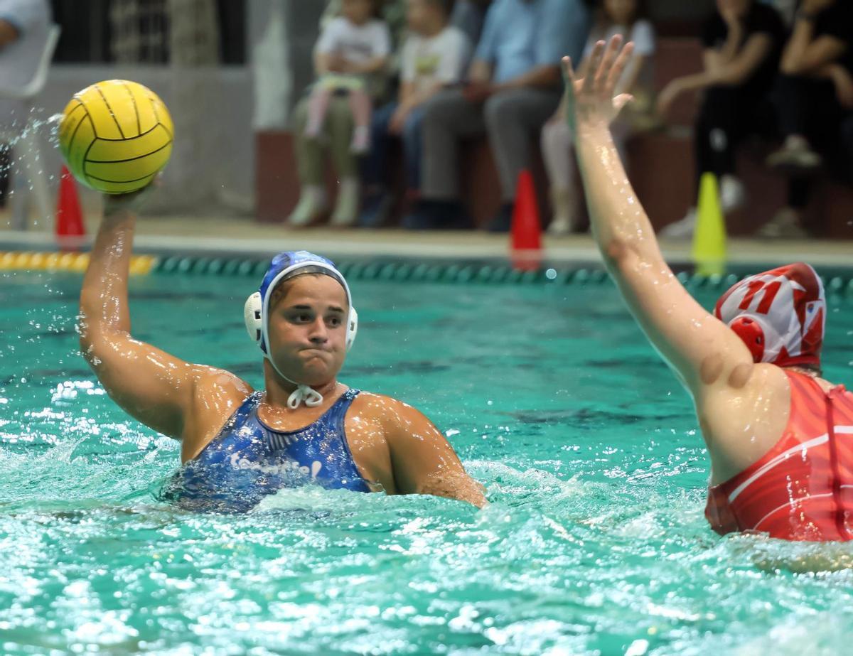 Carla Martín dispara a puerta ante la defensa de la Vojvodina.