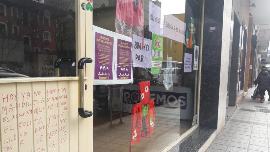 La sede de Somos Mieres aparece con pintadas ofensivas y alusivas al Día de la Mujer
