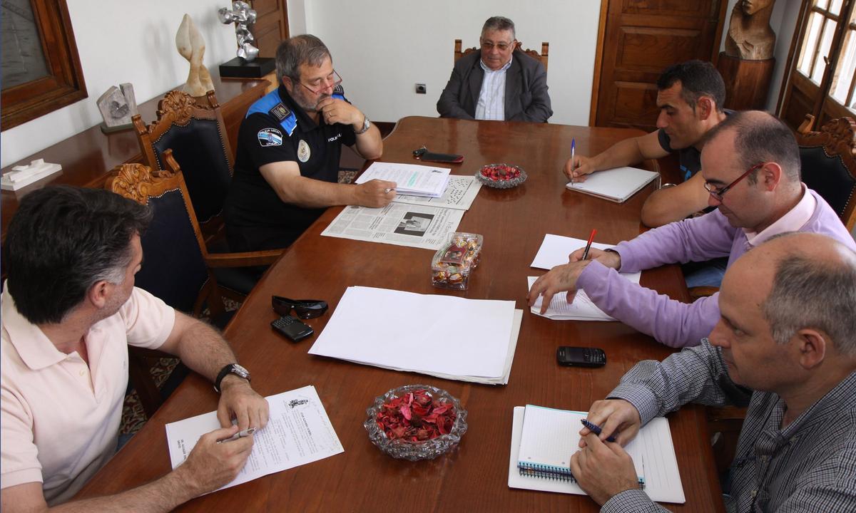 Imagen de archivo en la que se ve a Diego Portela (3º derecha) representando a la comisión de fiestas del Carmen.