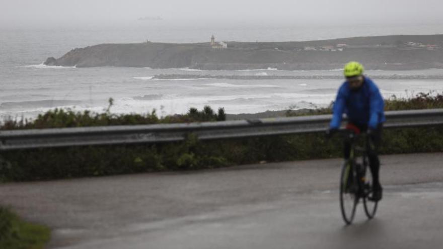 Un ciclista rueda por San Cristóbal, en un tramo con vistas al Cantábrico. | R. Solís