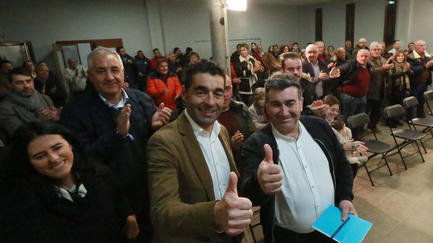 Luis López y Ricardo Martínez levantan el pulgar en el congreso del PP de Portas, junto a Lupe Murillo
