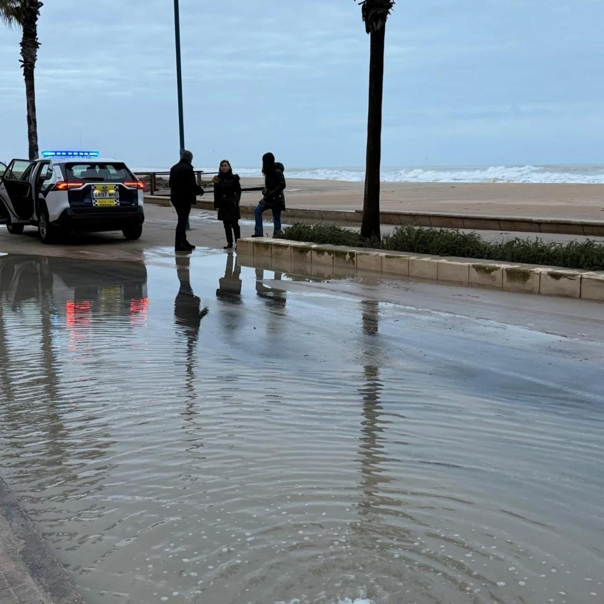 Personal municipal inspecciona la zona afectada por el temporal.