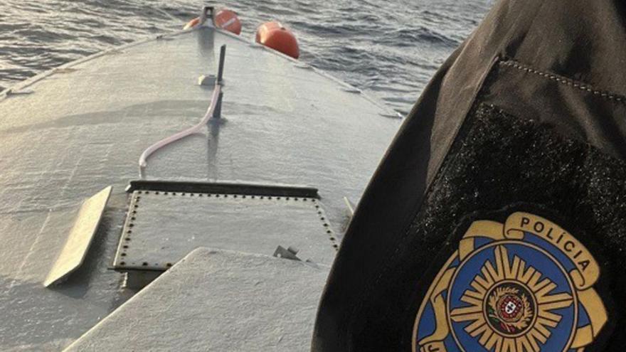 Un agente de la Policía judicial portuguesa, sobre la cubierta del narcosubmarino. | POLICÍA JUDICIAL PORTUGUESA