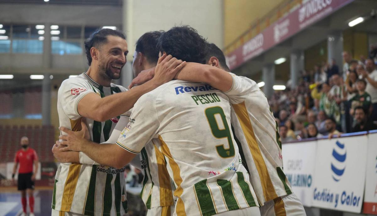 Los jugadores del Córdoba Futsal celebran un gol.