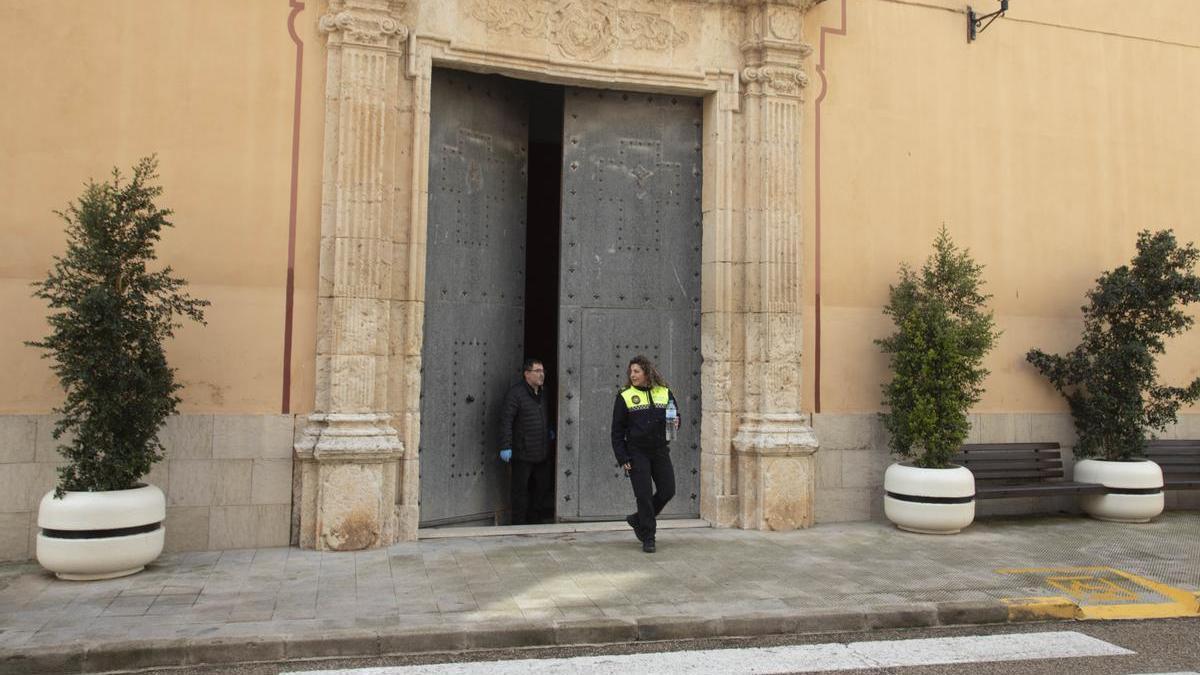 El párroco y una agente de la Policía Local, esta mañana, a la puerta de la iglesia.