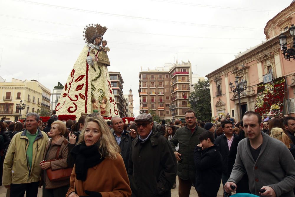 La plaza se llena para ver el manto de la Virgen