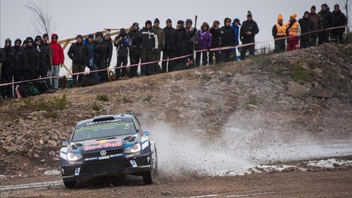 Ogier, durante un tramo en el que se aprecia la poca nieve en Suecia