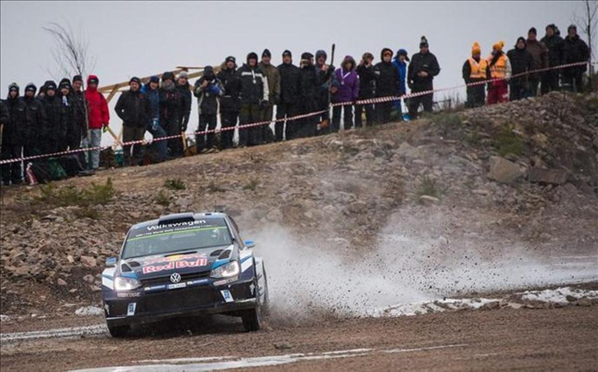 Ogier, durante un tramo en el que se aprecia la poca nieve en Suecia