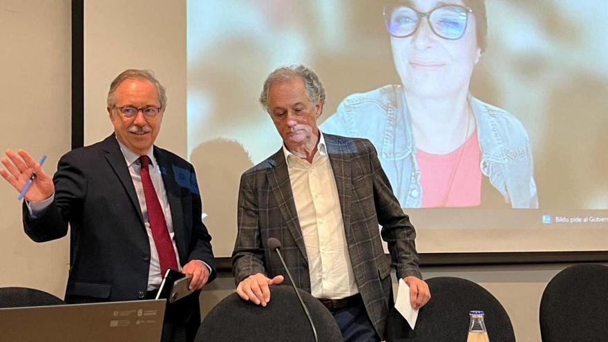 Por la izquierda, Bernardo Fernández, Carlos Monasterio y Sandra Guzmán (en la pantalla), hija del juez Guzmán Tapia, ayer, en la Casa de Cultura de Noreña. | L. V.