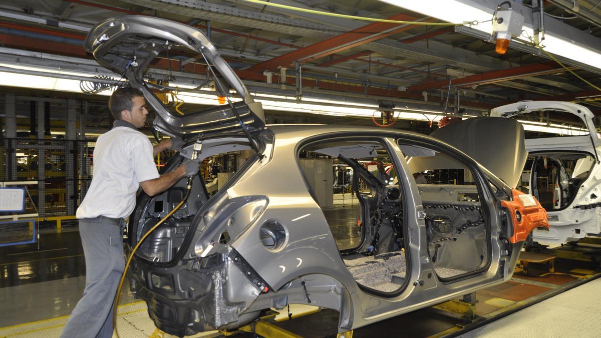 Trabajador de una fábrica de GM en Zaragoza.