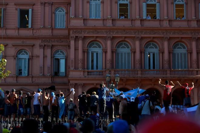 Los incidentes se desataron frente a la Casa Rosada cuando algunos hinchas, temiendo no poder acceder ante el inminente cierre de la capilla ardiente de Diego Armando Maradona, tumbaron vallados y se enfrentaron con la Policía.