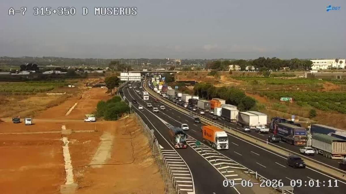 Un accidente en la A-7 a la altura de Moncada colapsa la autovía en sentido Alicante