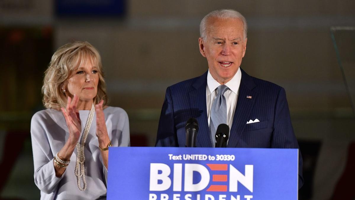 Joe Biden, junto a su esposa, se dirige a sus seguidores en Filadelfia.