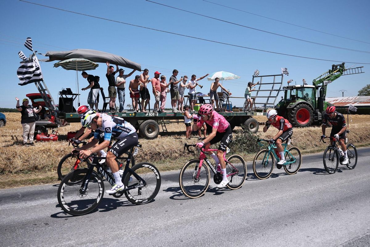 Mur-de-Bretagne (France), 11/07/2025.- A breakaway group in action during the 7th stage of the Tour de France cycling race over 197km from Saint Malo to Mur-de-Bretagne, France, 11 July 2025. (Ciclismo, Francia) EFE/EPA/CHRISTOPHE PETIT TESSON