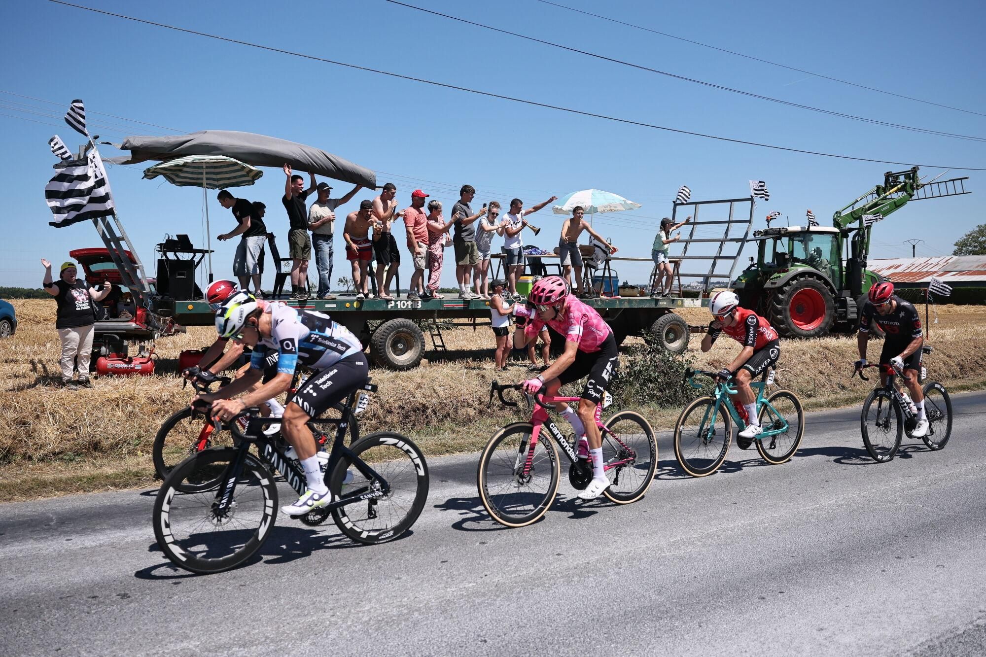Mur-de-Bretagne (France), 11/07/2025.- A breakaway group in action during the 7th stage of the Tour de France cycling race over 197km from Saint Malo to Mur-de-Bretagne, France, 11 July 2025. (Ciclismo, Francia) EFE/EPA/CHRISTOPHE PETIT TESSON