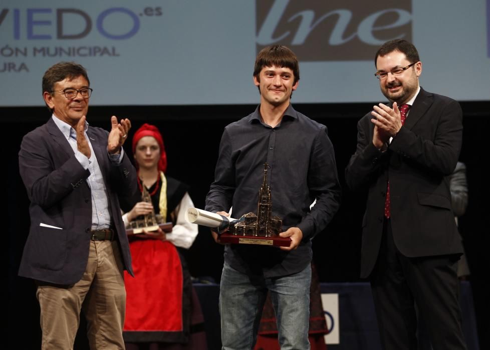 Ceremonia de entrega de los premios del XXIV concurso y muestra del Folclore Ciudad de Oviedo