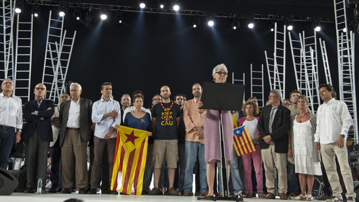 Muriel Casals se dirige a los asistentes al Concert de la Llibertat, el pasado 29 de junio en el Camp Nou. FERRAN SENDRA