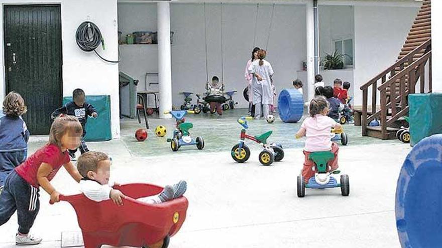 Alumnos de una ´escoleta´ municipal jugando en el patio.