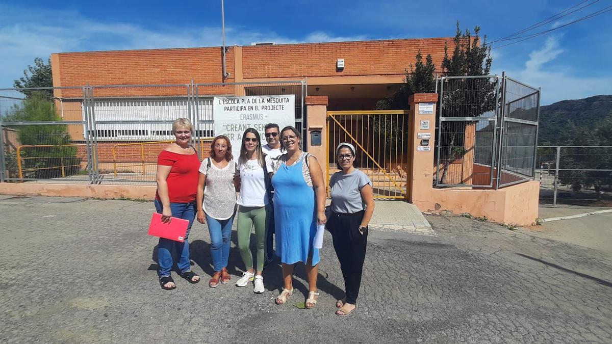 Padres y madres de usuarios del colegio Pla de la Mesquita se concentraron ayer en Xàtiva.