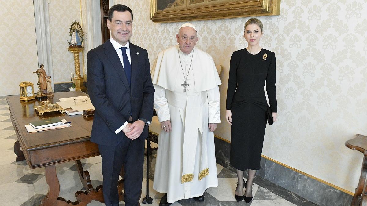 El papa Francisco ha recibido al presidente andaluz y a su esposa, este jueves en el Vaticano.